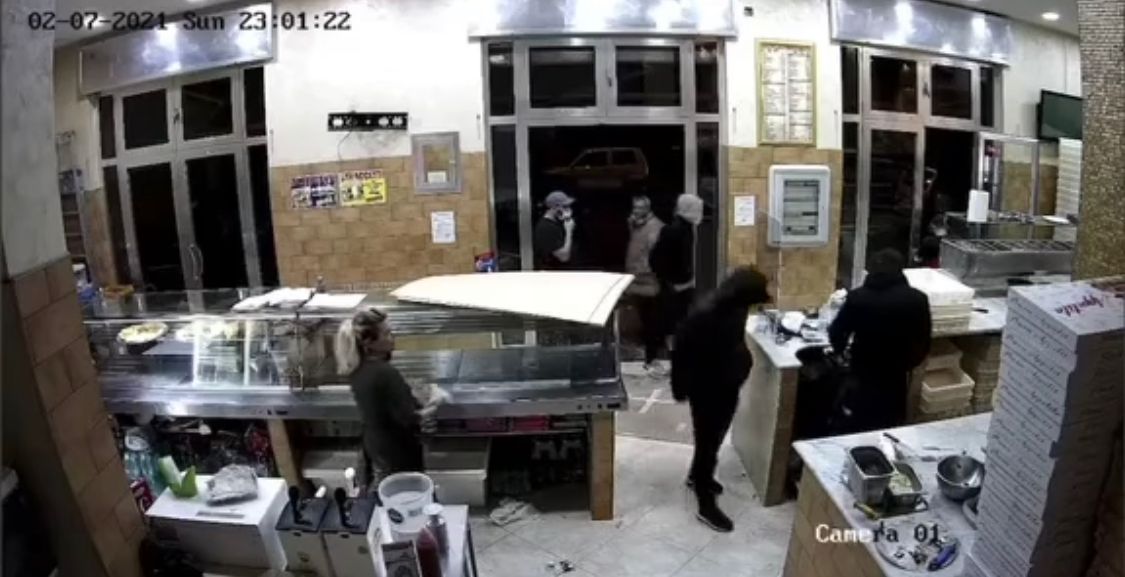 Video Afragola Rapina In Una Pizzeria Portano Via Tutto