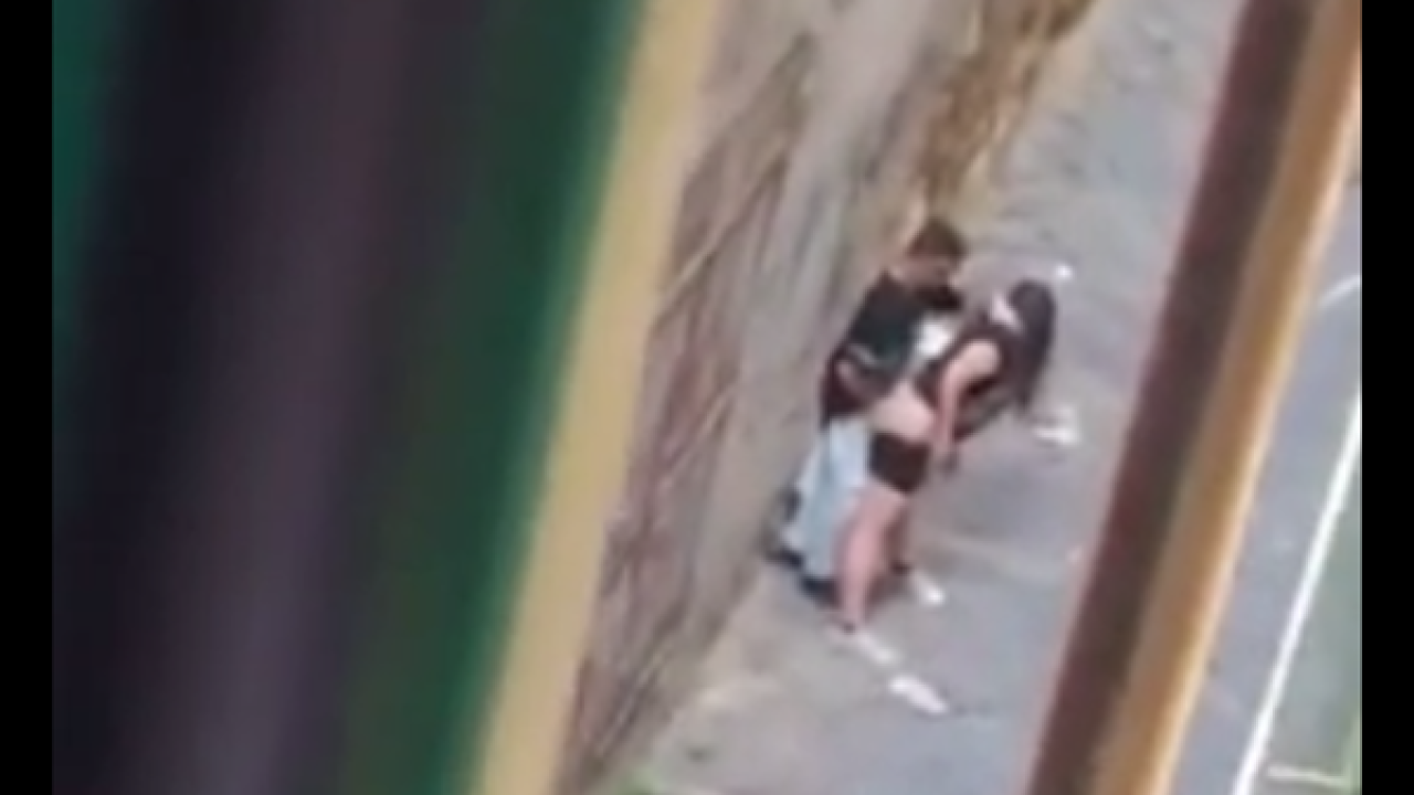 Video. Centro storico di Napoli, fanno sesso davanti a tutti - Vesuvio Live