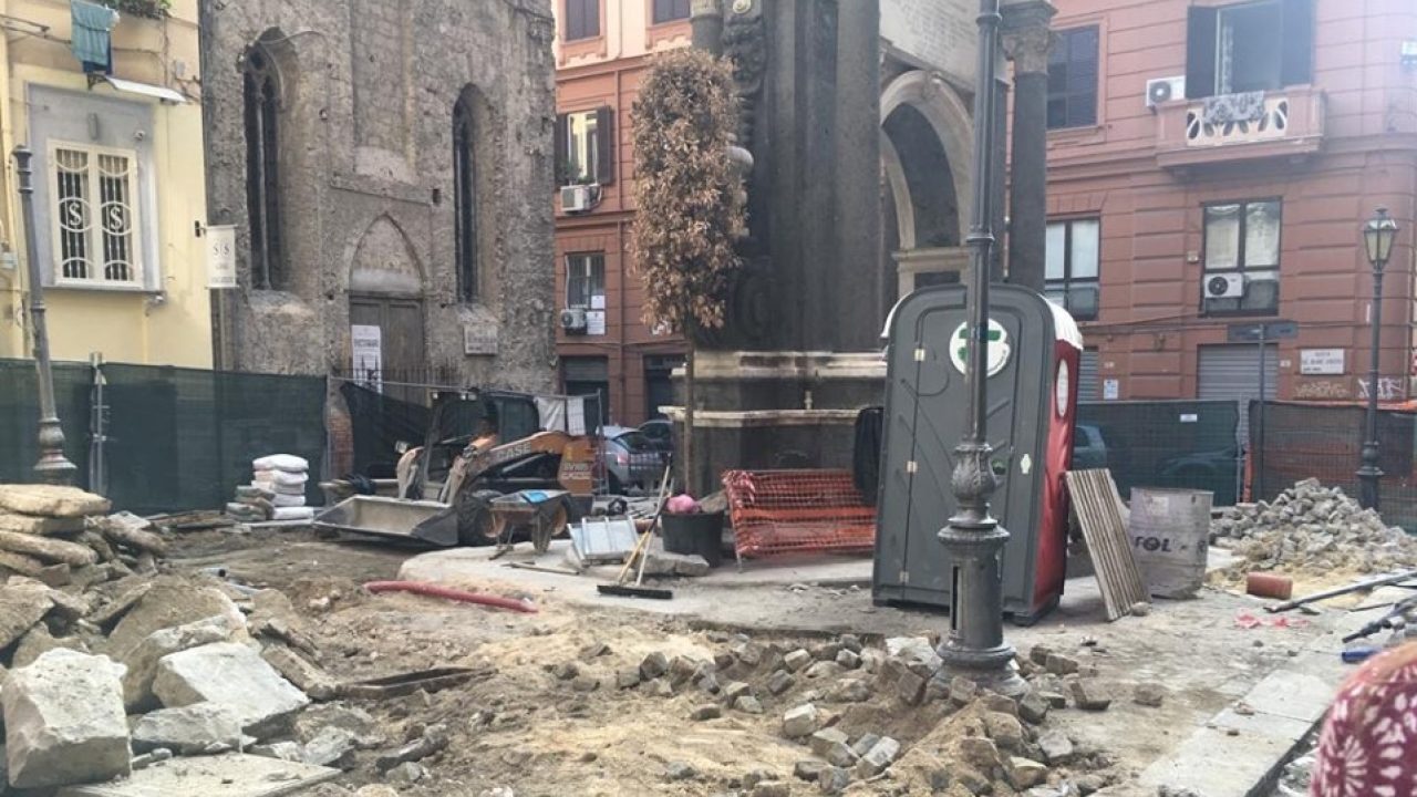 Foto. Comincia la ripavimentazione di Piazza del Grande Archivio