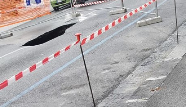 Voragine Si Apre In Strada A Fuorigrotta: Stop Al Traffico Delle Auto