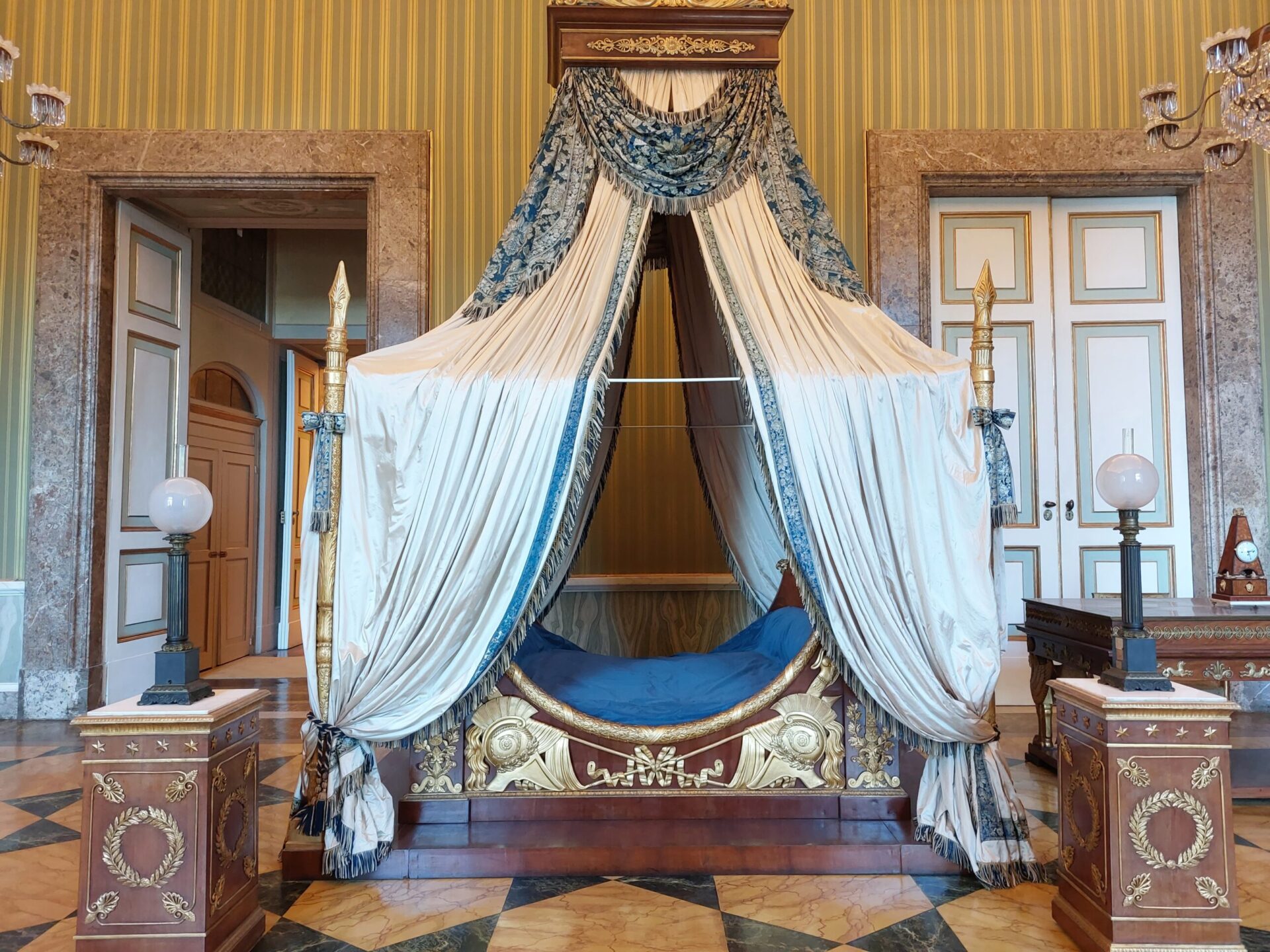 Reggia di Caserta arredi foglia d'oro