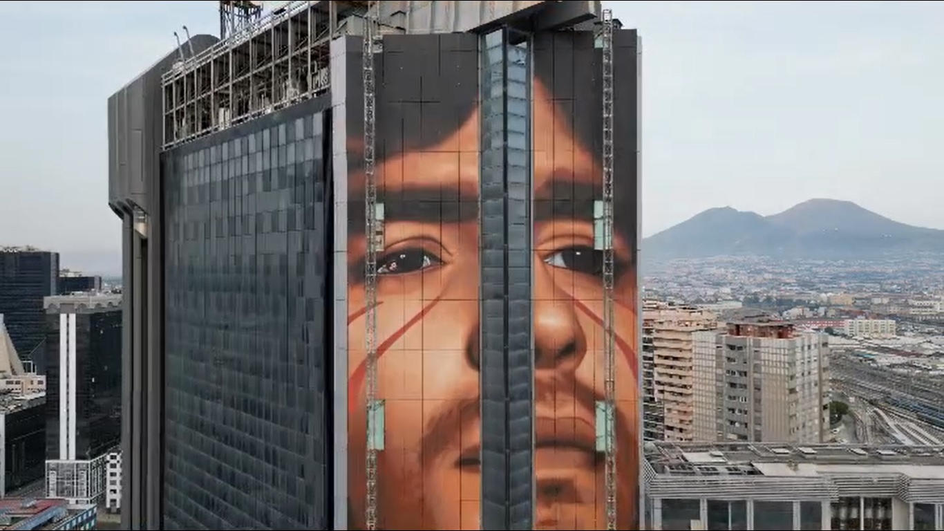 Murale di Jorit al Centro Direzionale di Napoli con il viso di Giò Giò
