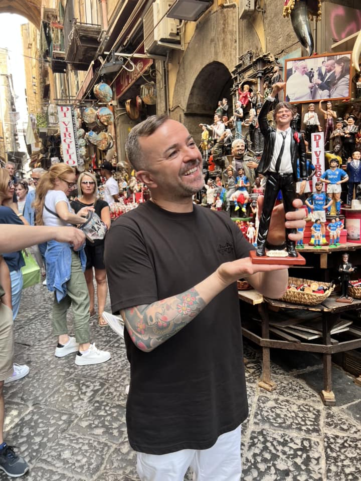 L'artista Genny Di Virgilio con la statuina di Antonio Conte appena realizzata