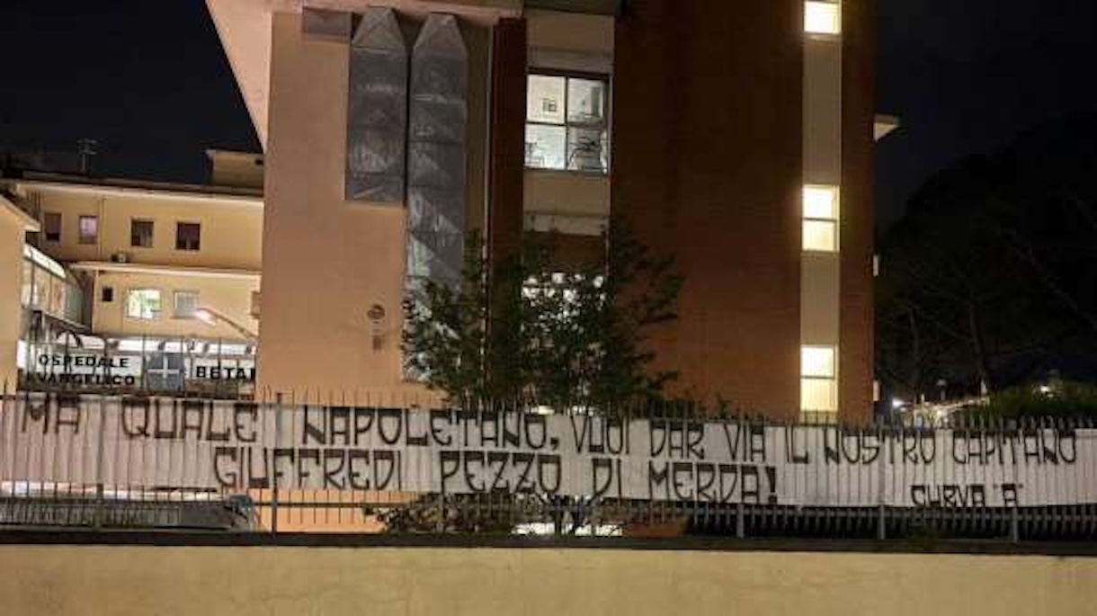 Lo striscione esposto dagli Ultras della Curva A all'esterno di Villa Betania