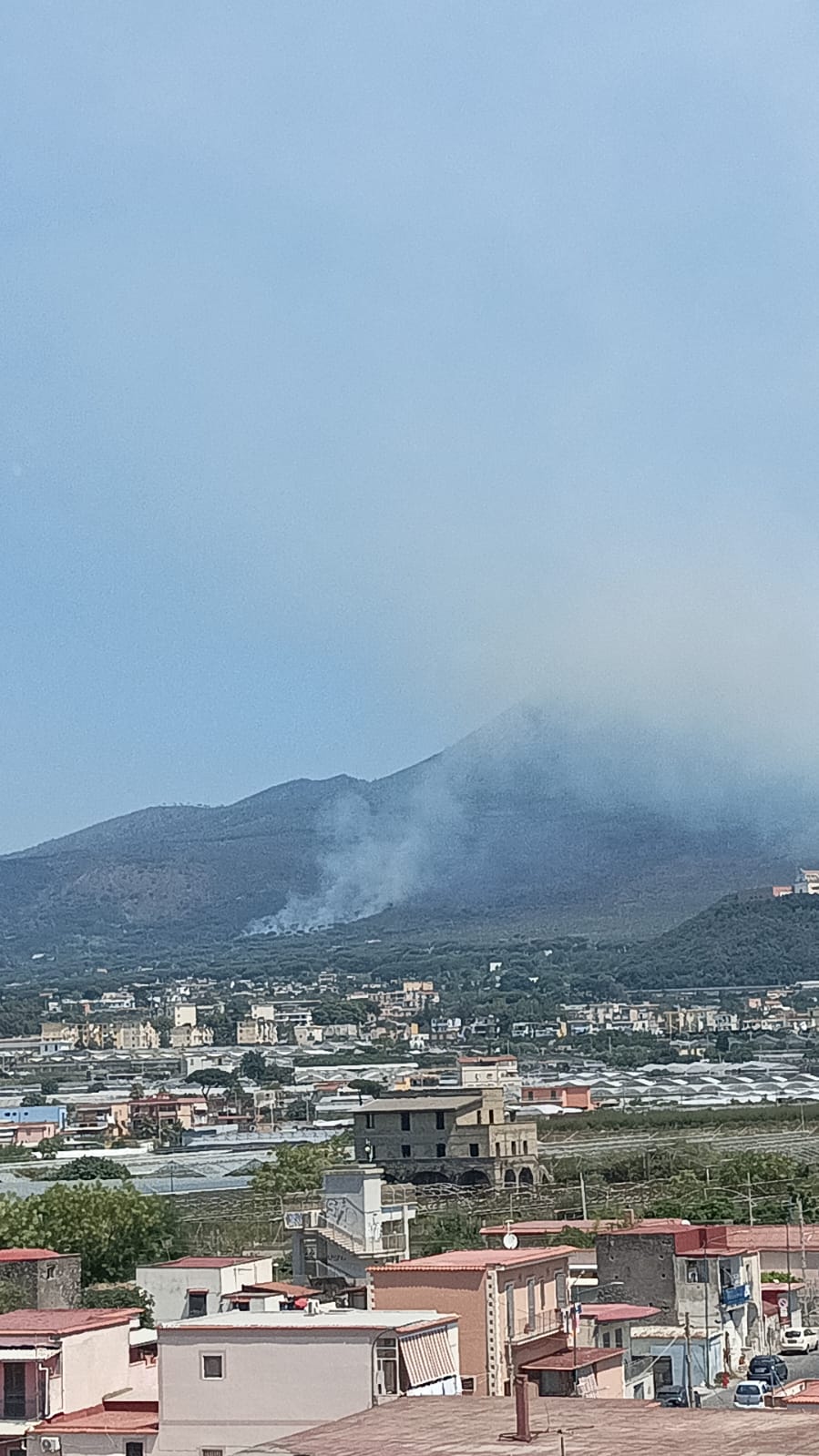 L'incendio divampato alle falde del Vesuvio