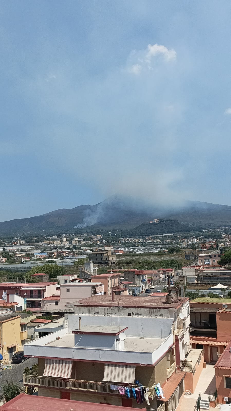 Le fiamme e il fumo sono visibili anche a chilometri di distanza