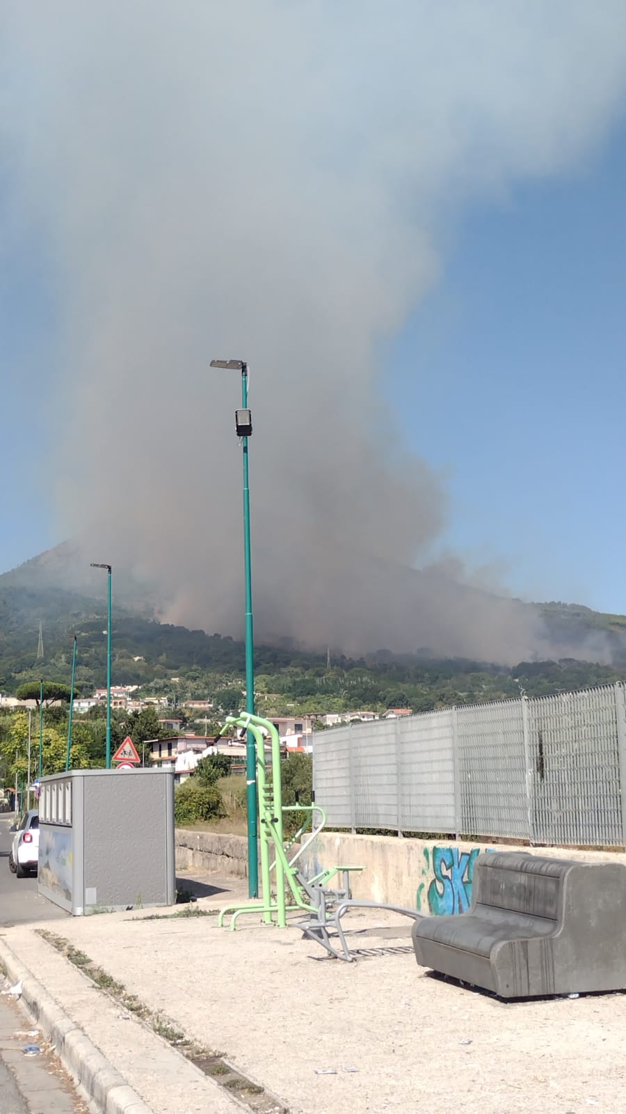 L'incendio sul Vesuvio immortalato da via Fosso Bianco a Torre del Greco