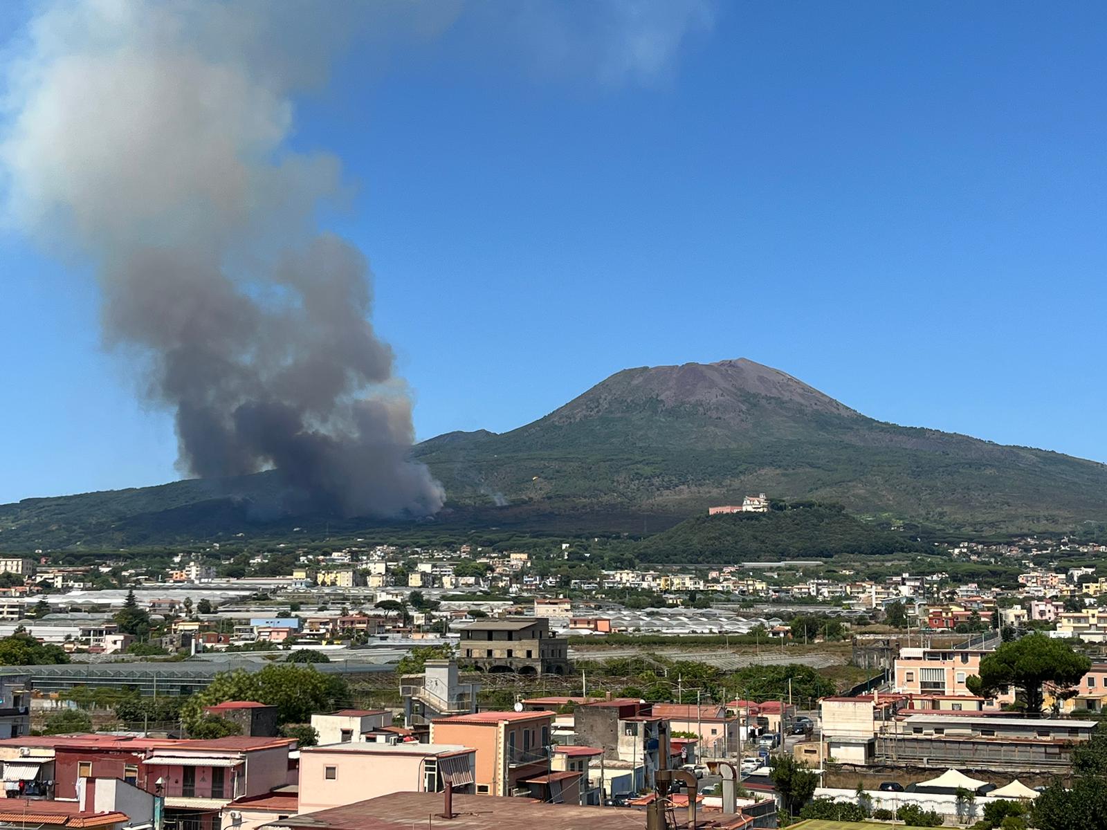 Le fiamme alle pendici del Vesuvio (Foto Mela Mennella)