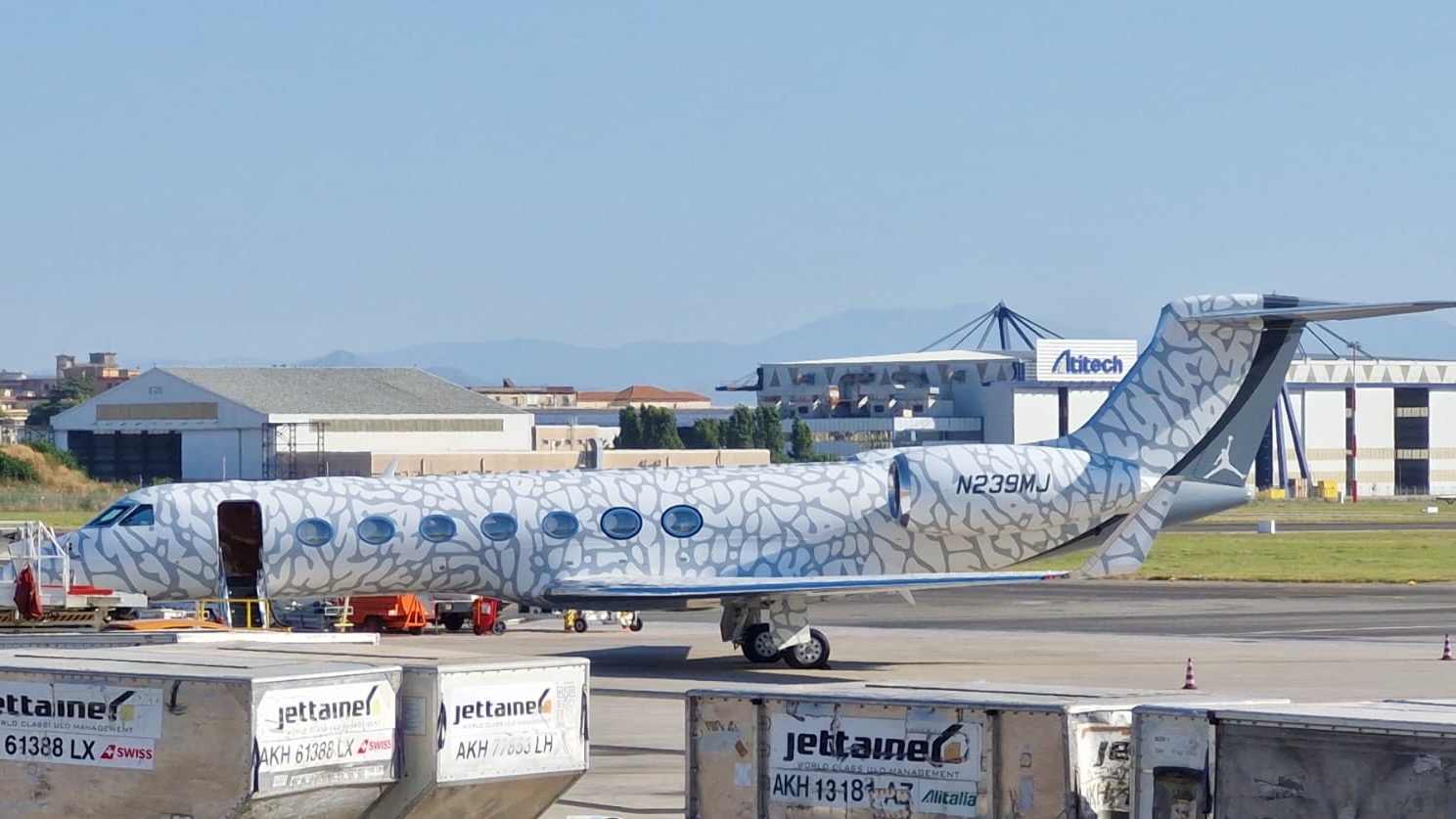 L'incredibile jet privato di Michael Jordan avvistato all'aeroporto di Capodichino a Napoli