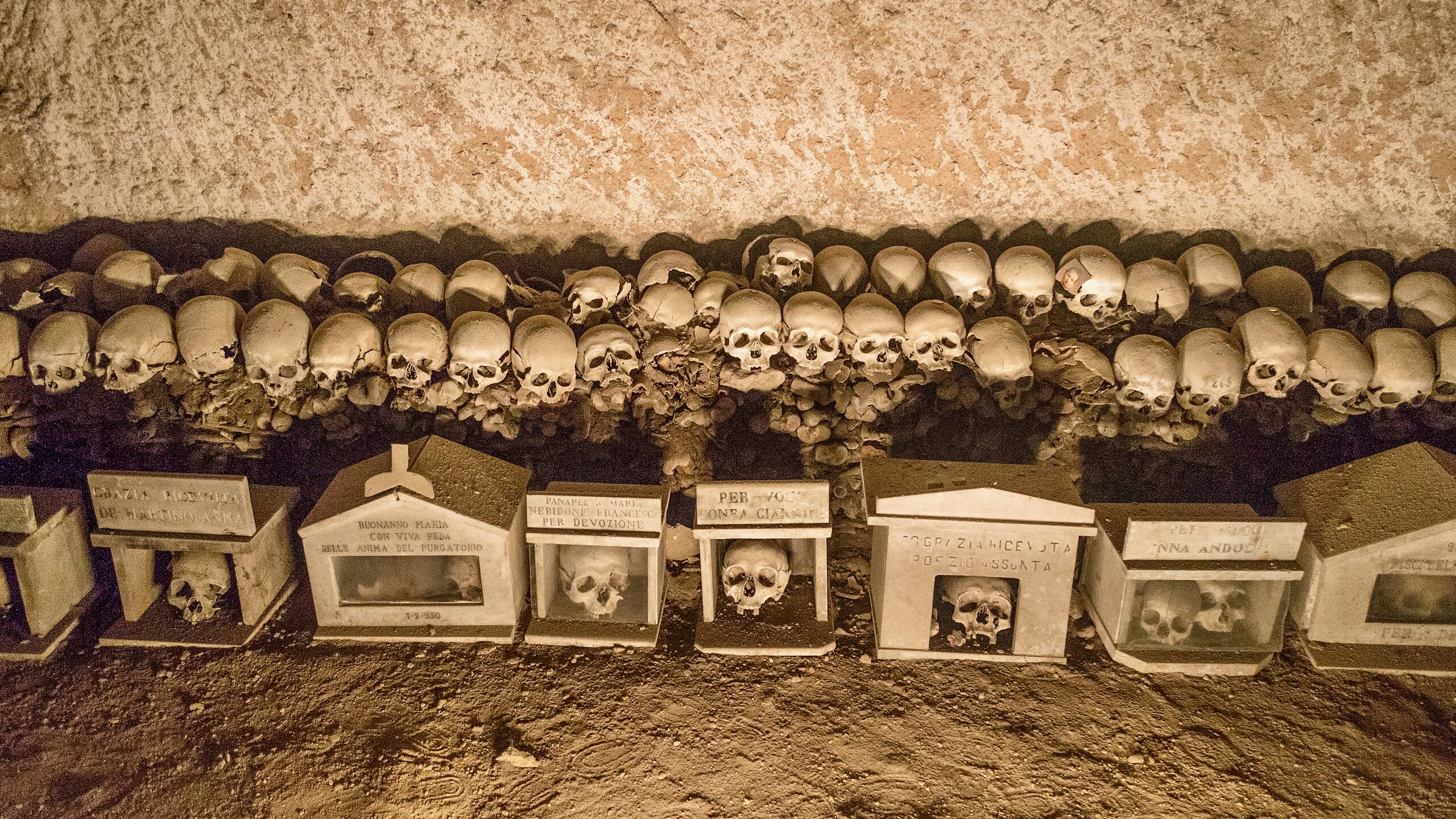 Cimitero delle Fontanelle - Crani adottati nelle teche