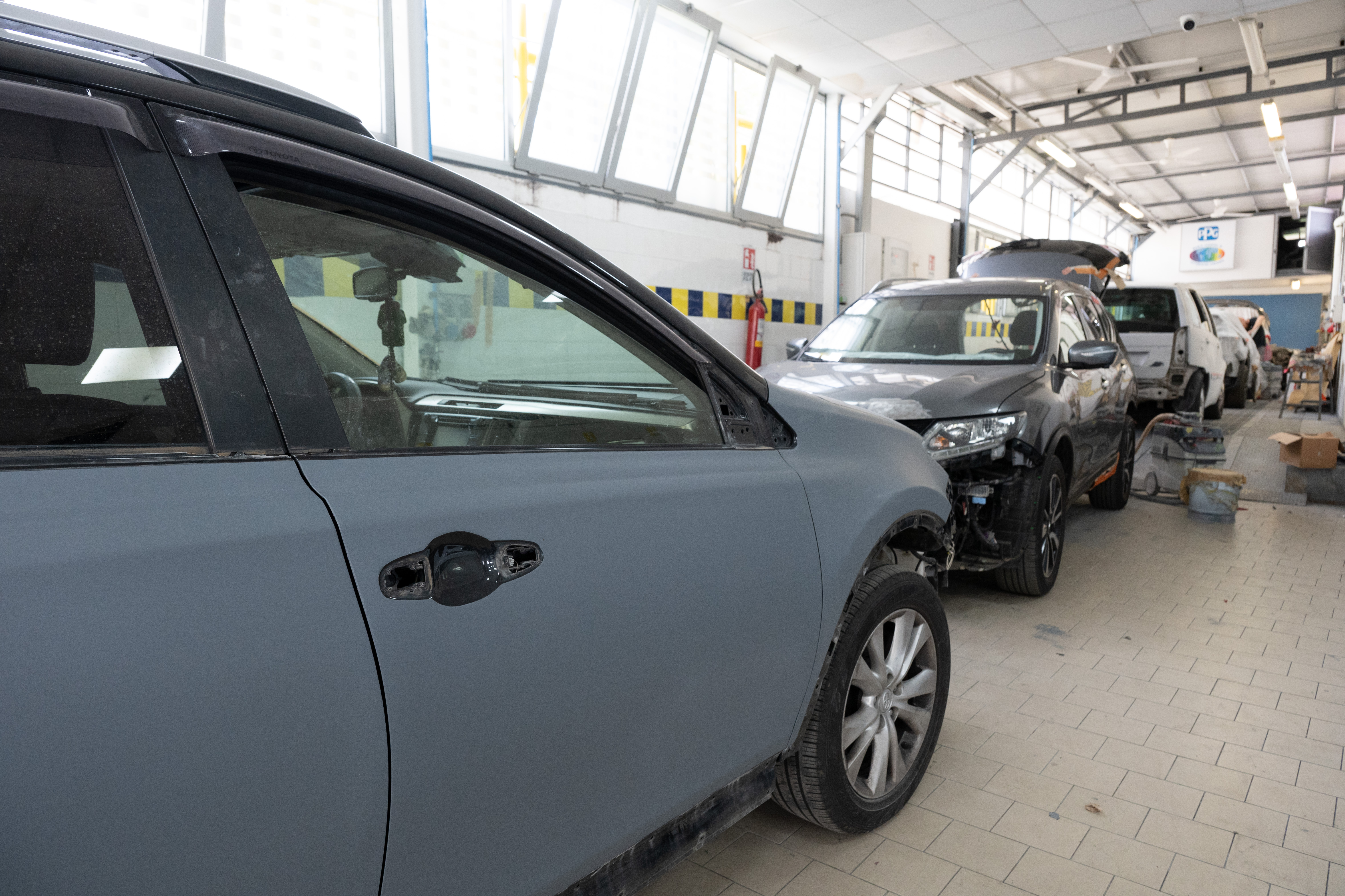 Il salone dell'autocarrozzeria costantemente all'opera