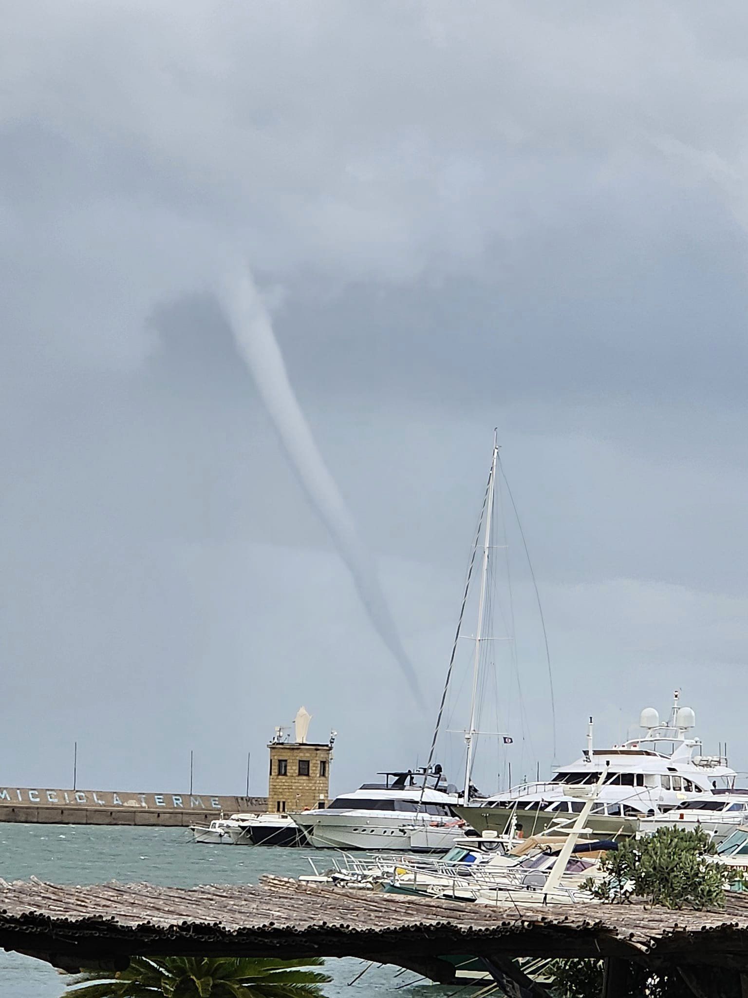 La tromba d'aria marina si abbatte sul porto di Casamicciola