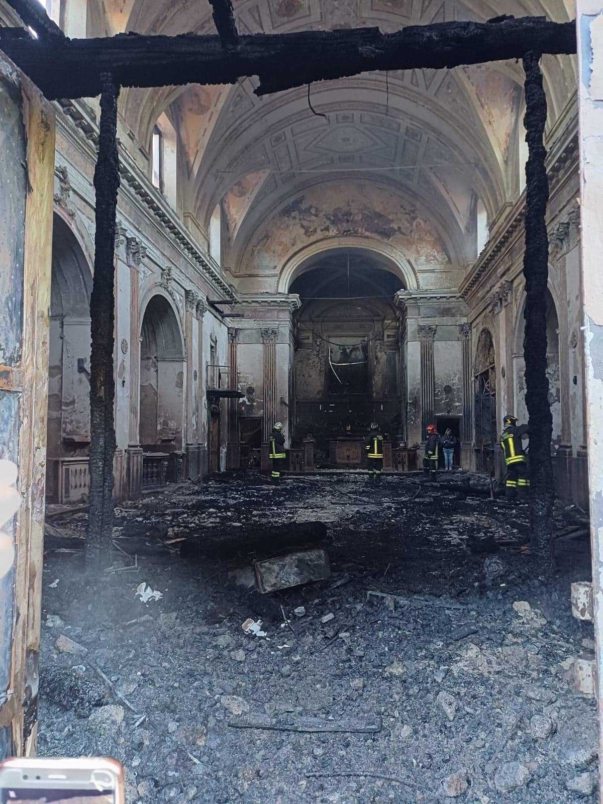 Incendio nella notte distrugge la Chiesa di San Ciriaco a Torre le Nocelle in provincia di Avellino